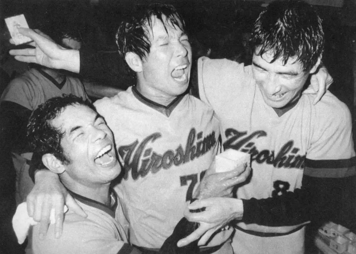 1975年、初優勝の美酒に酔う（左から）衣笠祥雄、古葉竹識監督、山本浩二