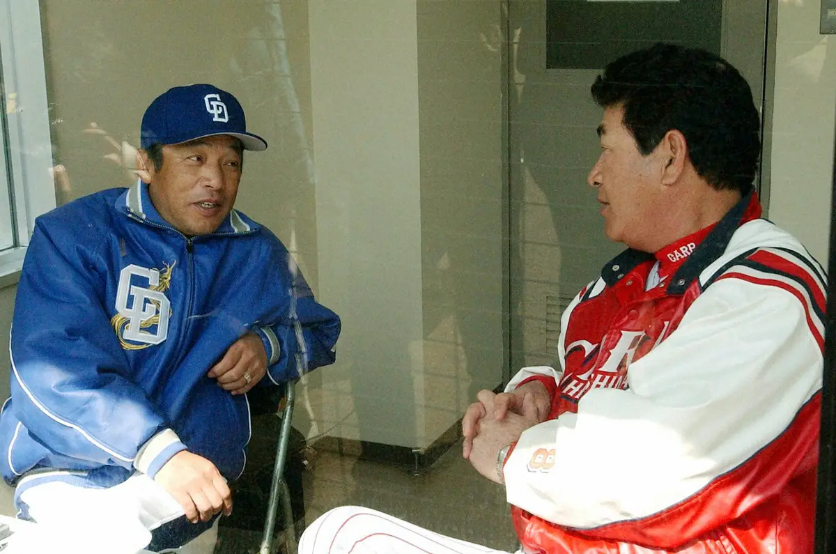 2004年3月のオープン戦前に話をする広島・山本浩二監督（右）と中日・落合博満監督