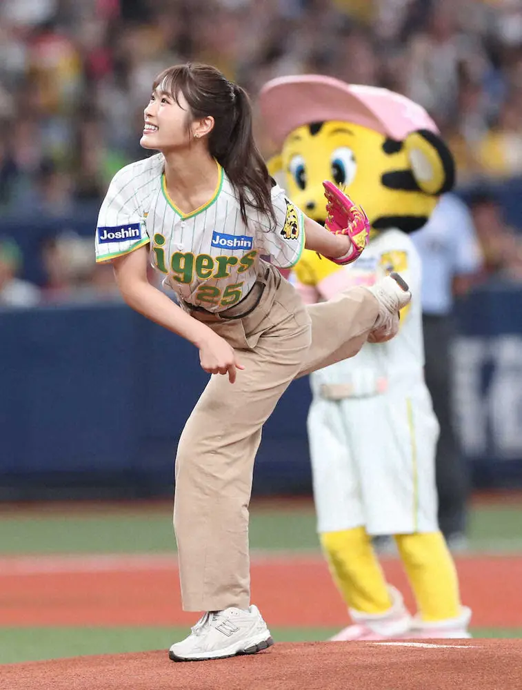 NMB48渋谷凪咲が“可憐に”ノーバン投球!　7日卒業発表「頑張れ”という声が聞こえて嬉しかった」