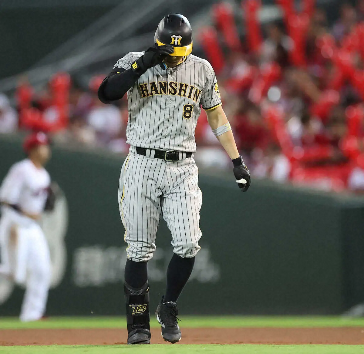 阪神・佐藤輝が6回2死満塁で代打出場　床田の前に1球で左飛