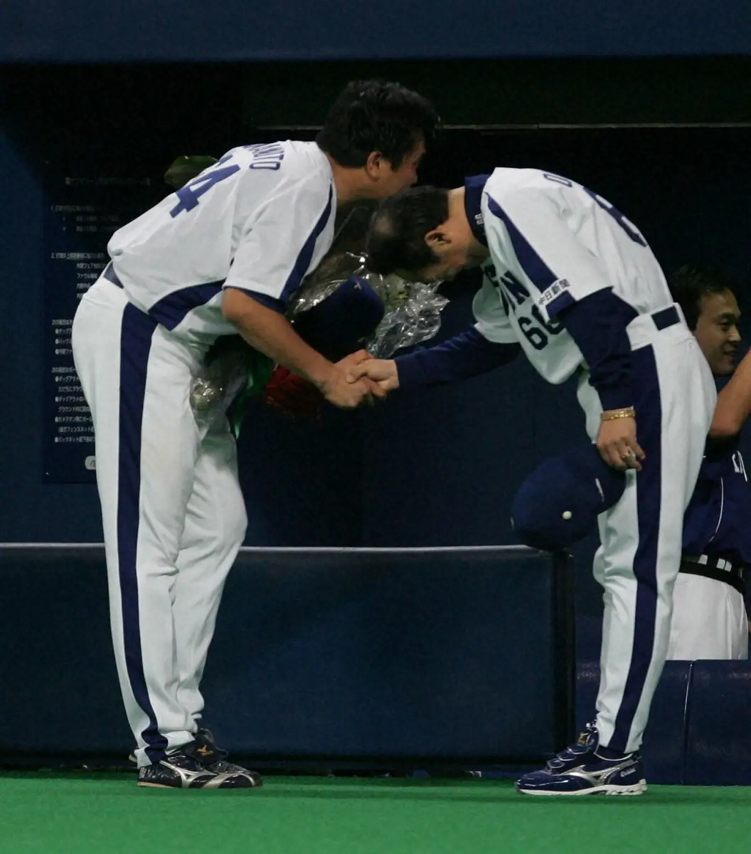 2006年9月16日の阪神戦（ナゴヤD）でプロ野球史上73人目（84回目）となるノーヒットノーランを達成した山本昌（左）に深々と一礼する落合監督