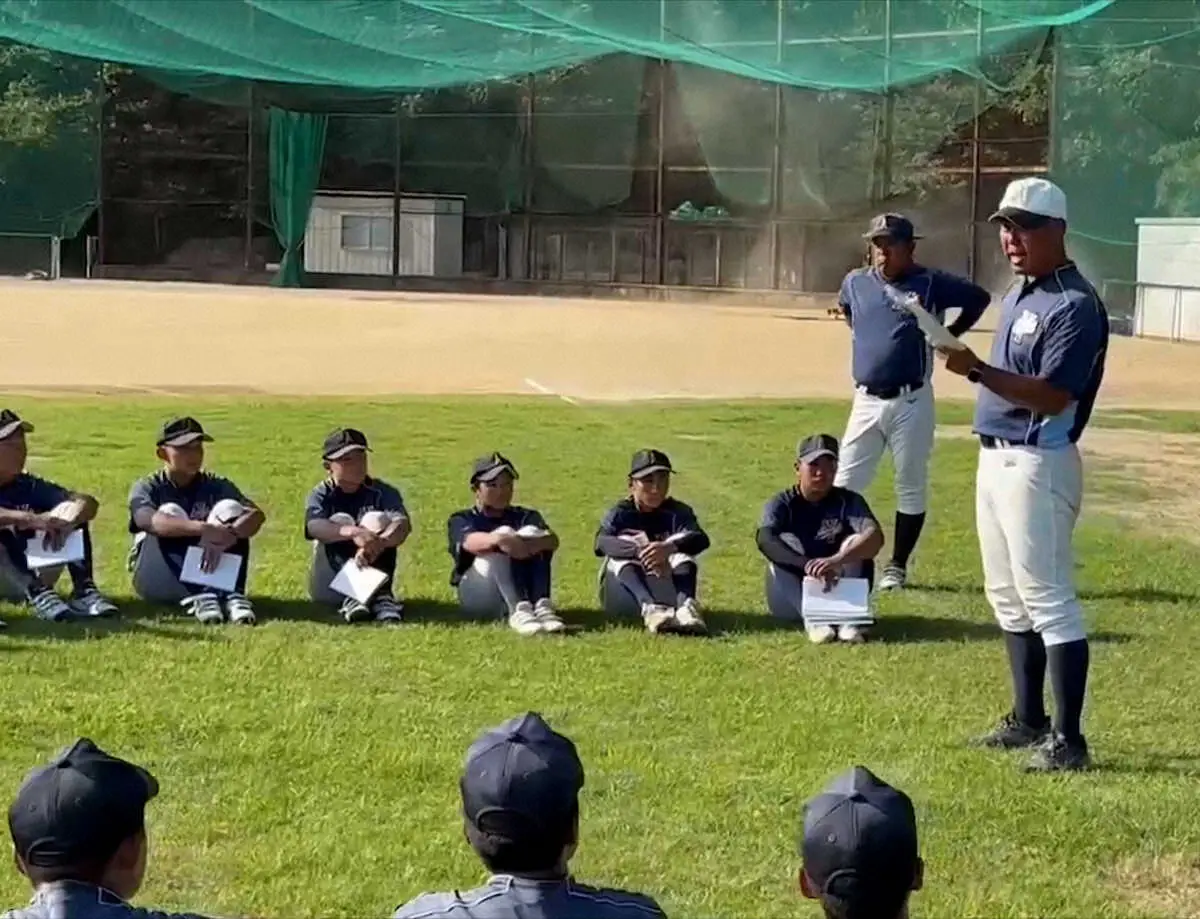 現在も淡路島で少年野球の指導に携わる庄田氏（右）（提供写真）