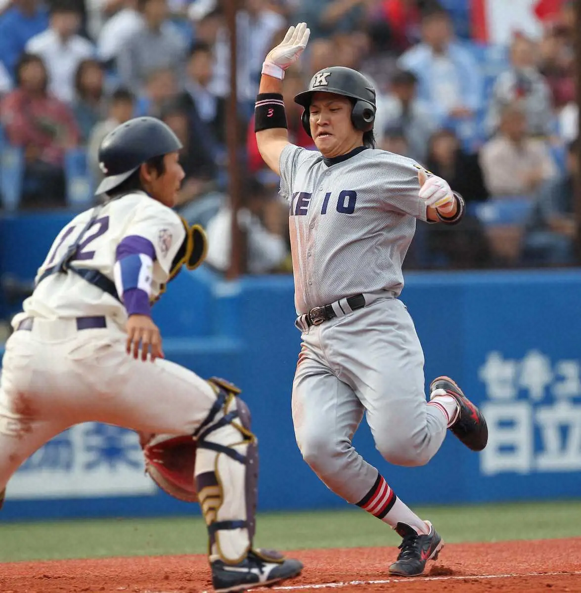 2010年、東京六大学野球・秋季リーグ戦でプレーする伊場竜太さん（右）