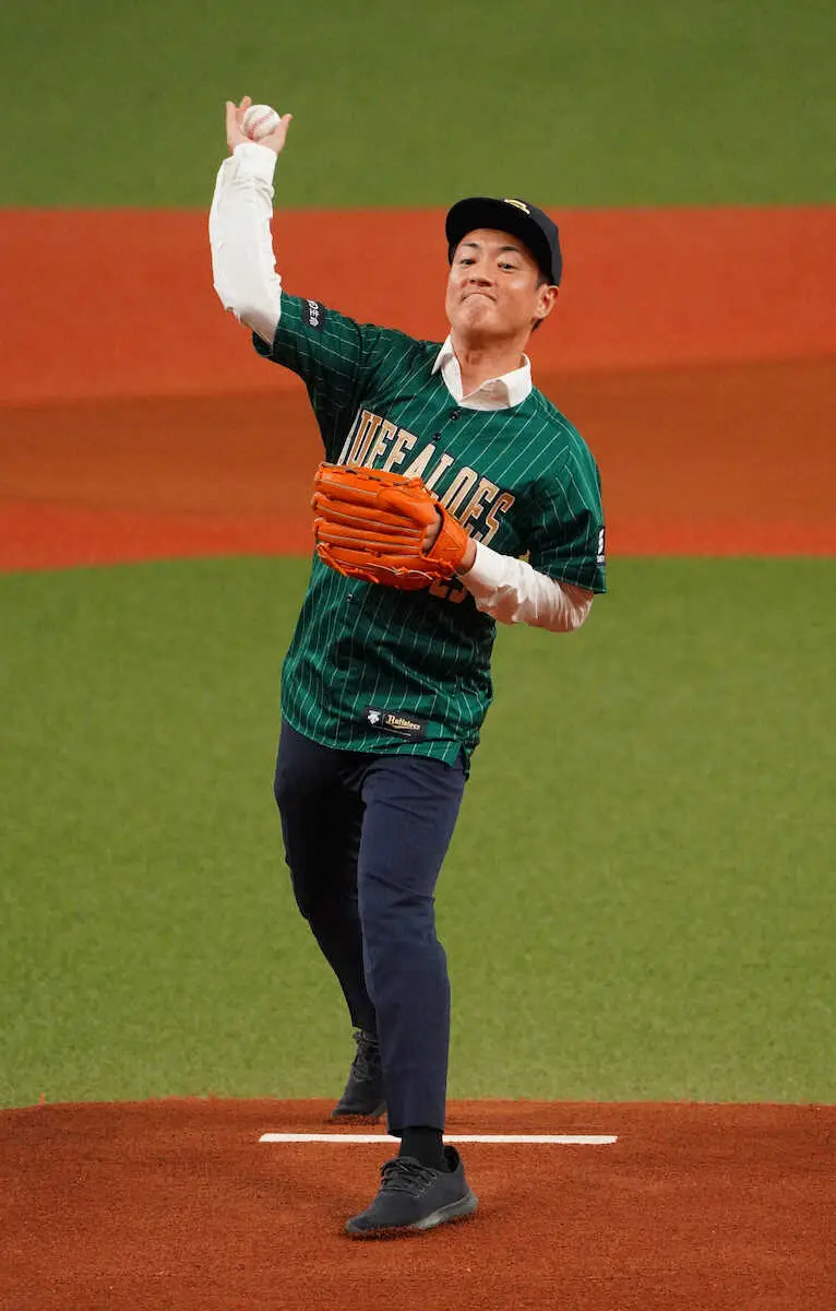 横山大阪市長が京セラDで始球式　オリックスと阪神の関西日本シリーズに期待