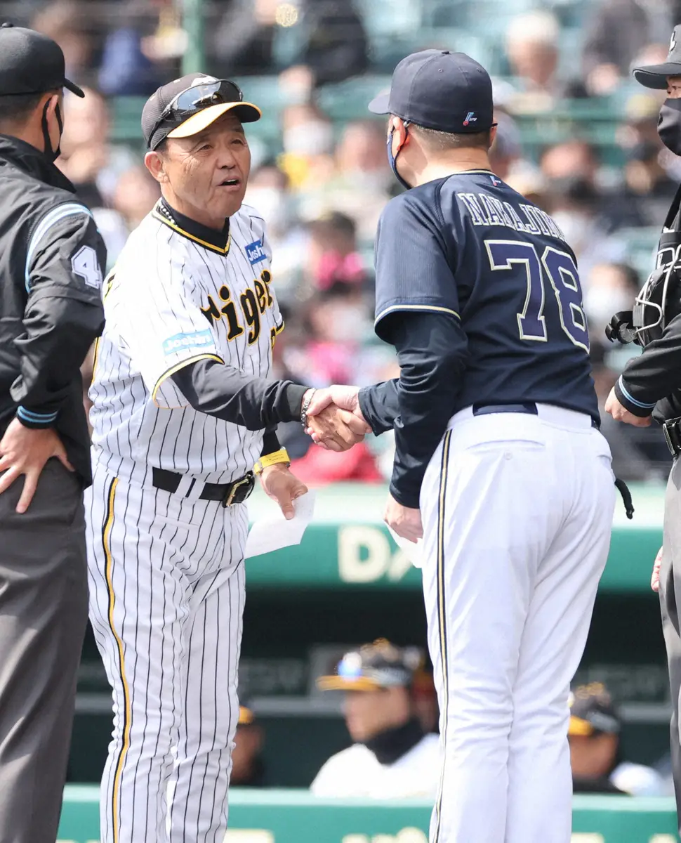 オリックス・中嶋監督（右）と握手をかわす阪神・岡田監督