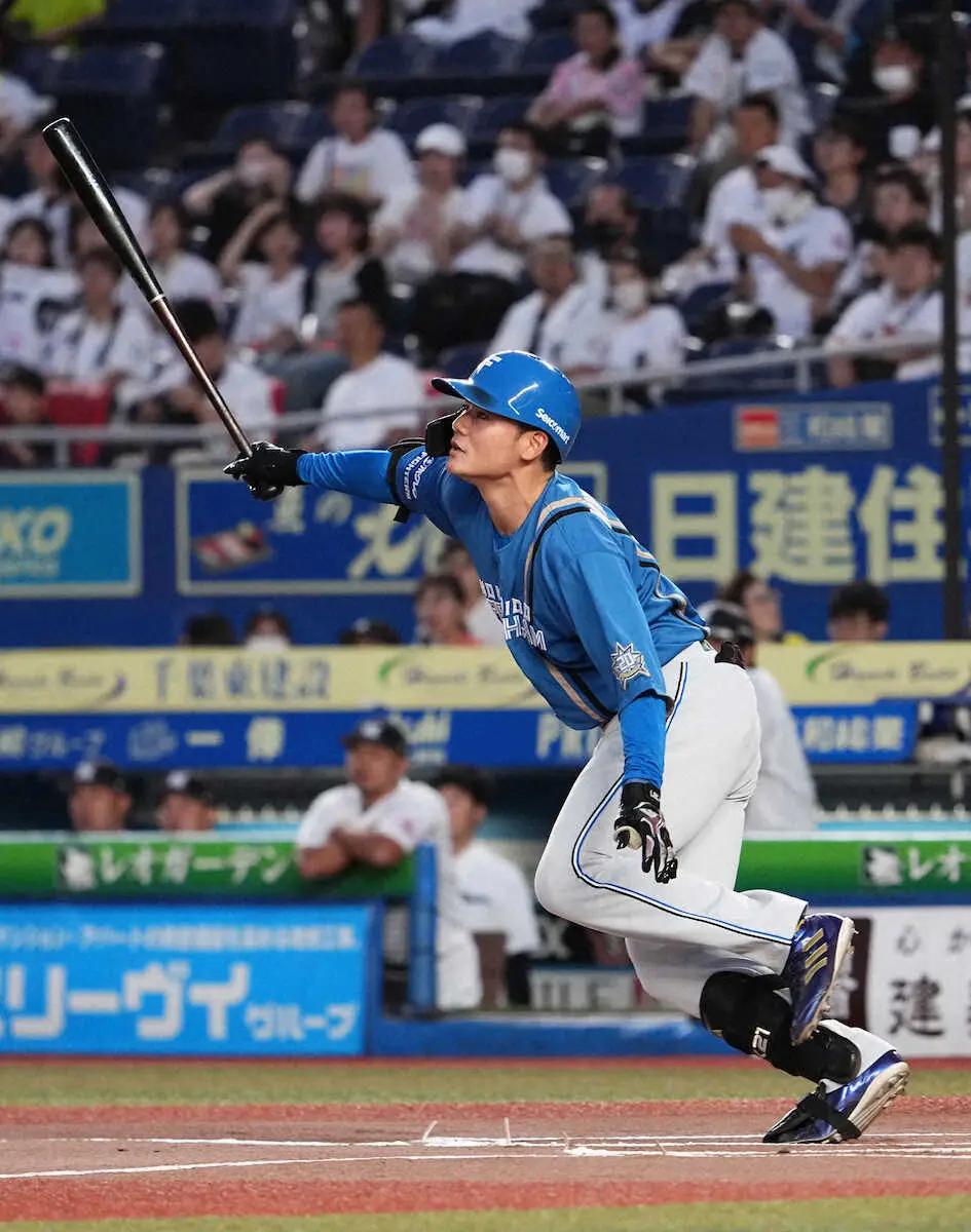 初回、日本ハム・清宮は先制の適時二塁打を放つ（撮影・沢田　明徳）