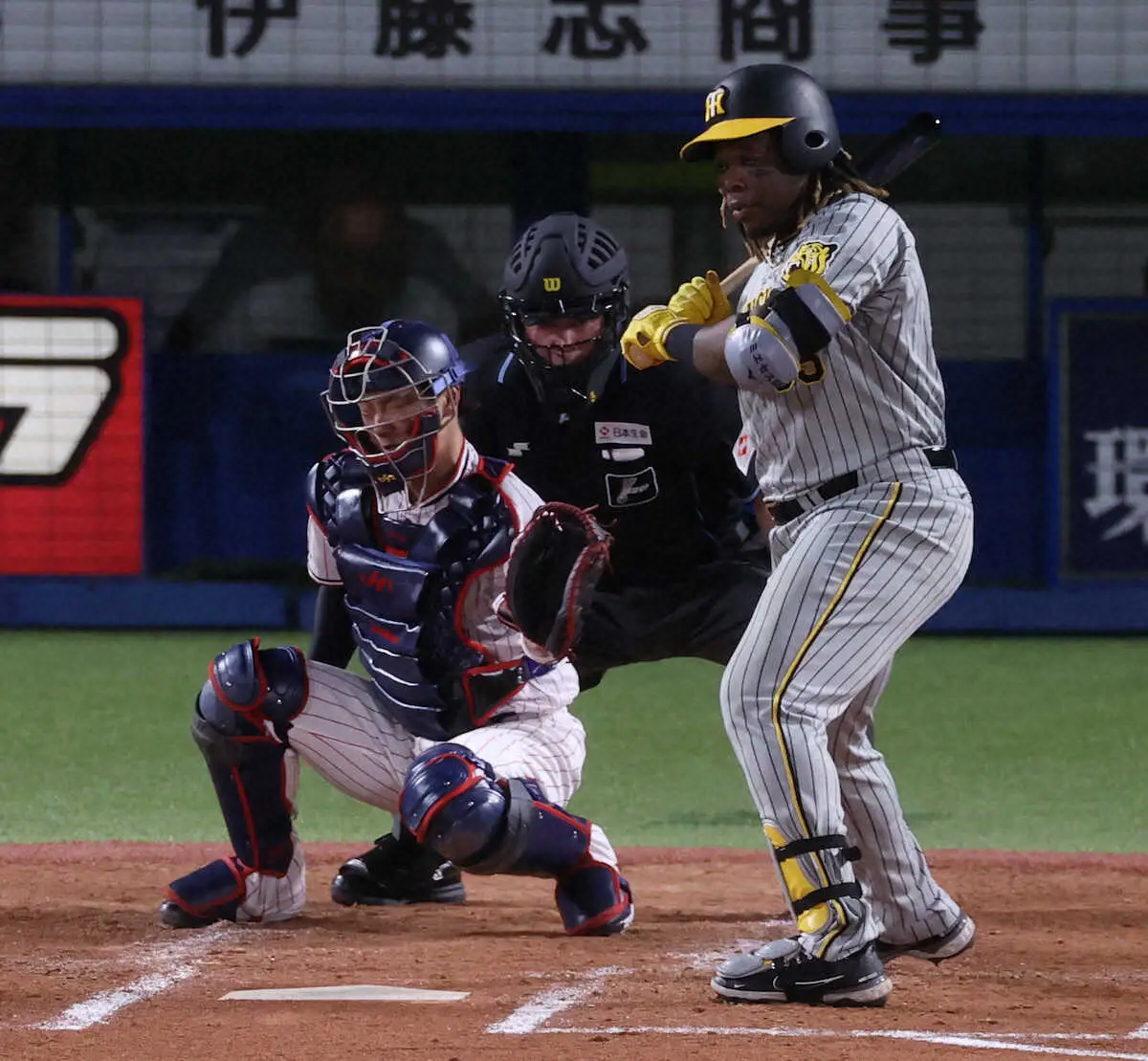 ヤクルト・古賀のプロテクターと体の間に投球がすっぽり…一塁走者の阪神・中野が珍しい形で二進