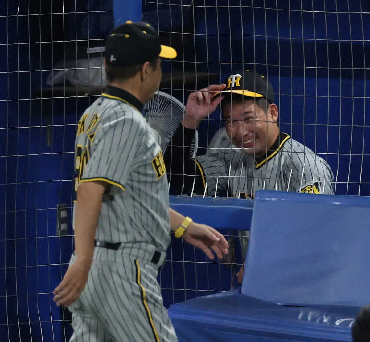 ＜ヤ・神＞試合後、岩崎は岡田監督に声をかけられ、笑顔を見せる（撮影・岸　良祐）