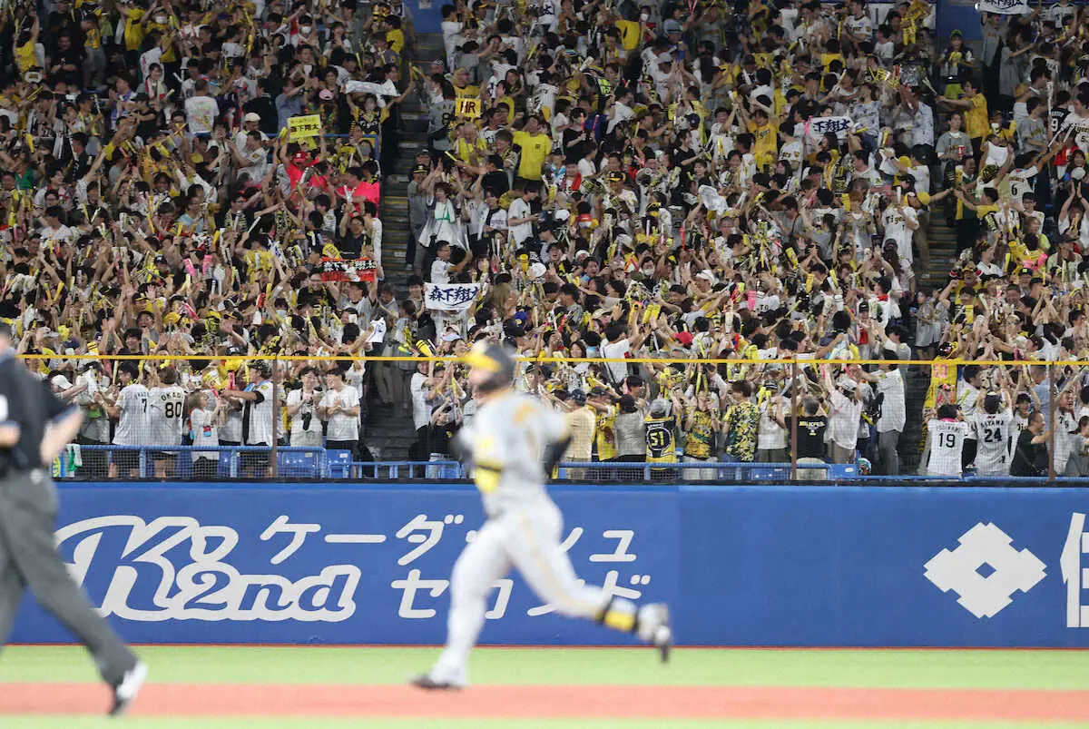 3日のヤクルト戦の6回、森下の本塁打に盛り上がるスタンドの阪神ファン