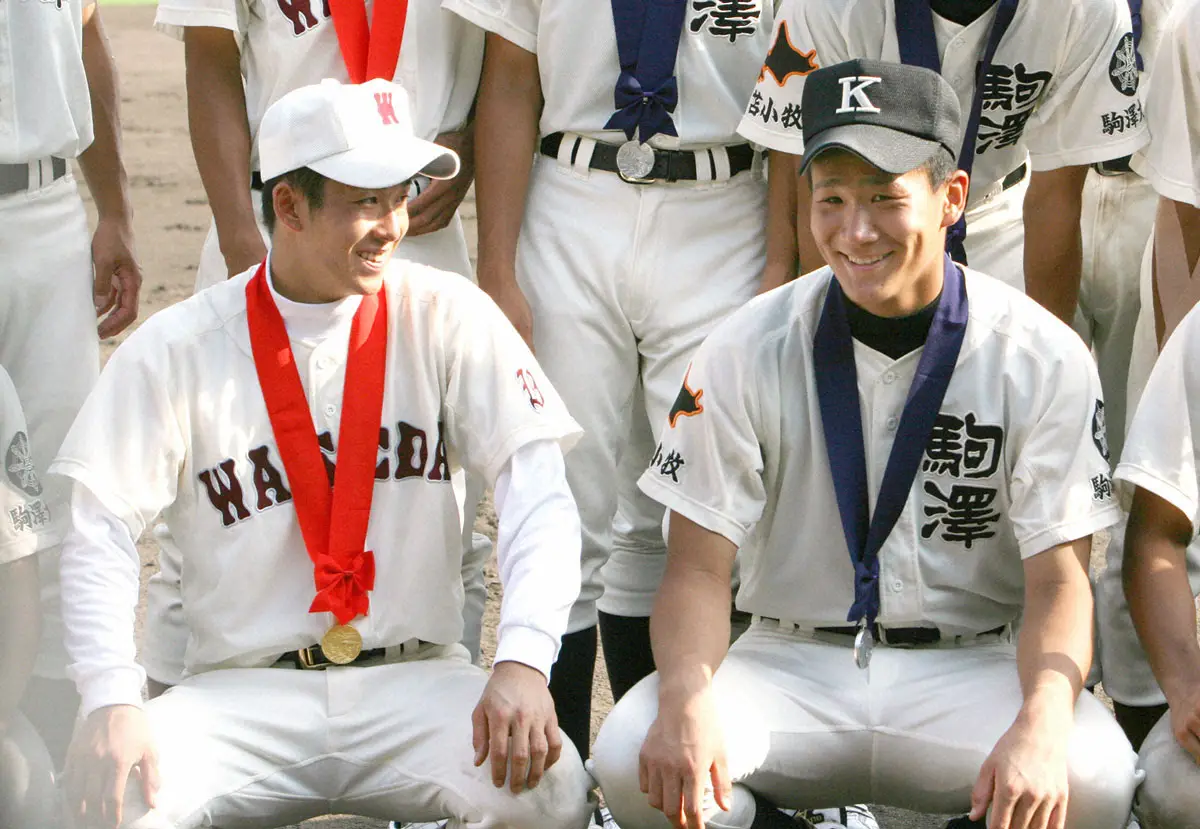 2006年夏の甲子園決勝後、並んで記念写真に納まる早実・斎藤佑樹と駒大苫小牧・田中将大（右）