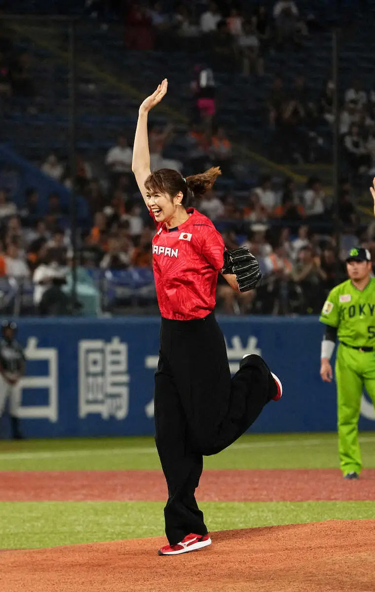 元バレーボール女子日本代表の木村沙織さん「緊張…光栄」自身初の始球式　ワンバン投球に「0点です…」