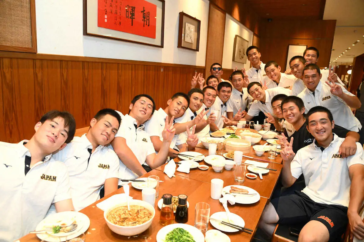 休養日に台北市内のレストランを訪れて記念撮影する日本代表