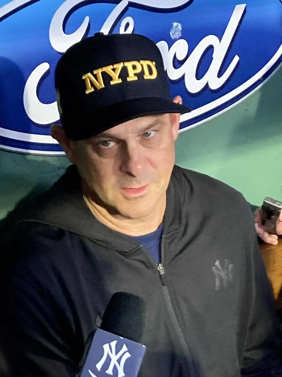 ニューヨーク市の警察NYPDの帽子を被って試合前のメディア対応に臨んだヤンキースのブーン監督　（撮影・杉浦大介通信員）