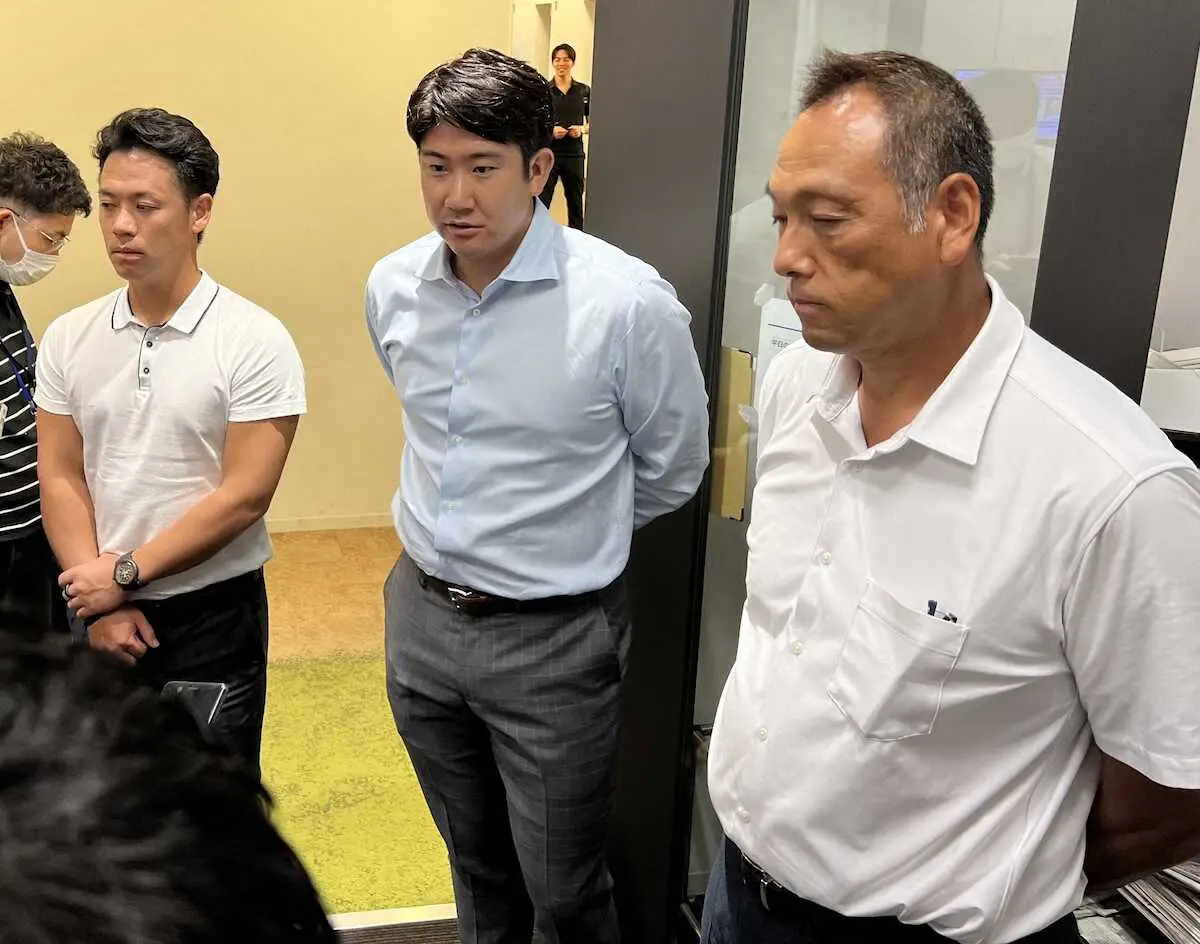NPBを訪問した（左から）ヤクルト・小川、巨人・菅野、日本プロ野球選手会・森事務局長