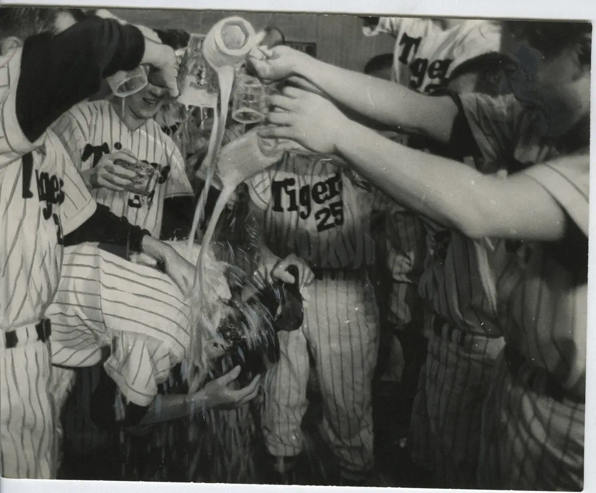 1962年、セ・リーグを制した阪神ナインは虎風荘でビールかけ。エース村山実は選手からビールの手荒い洗礼を受ける