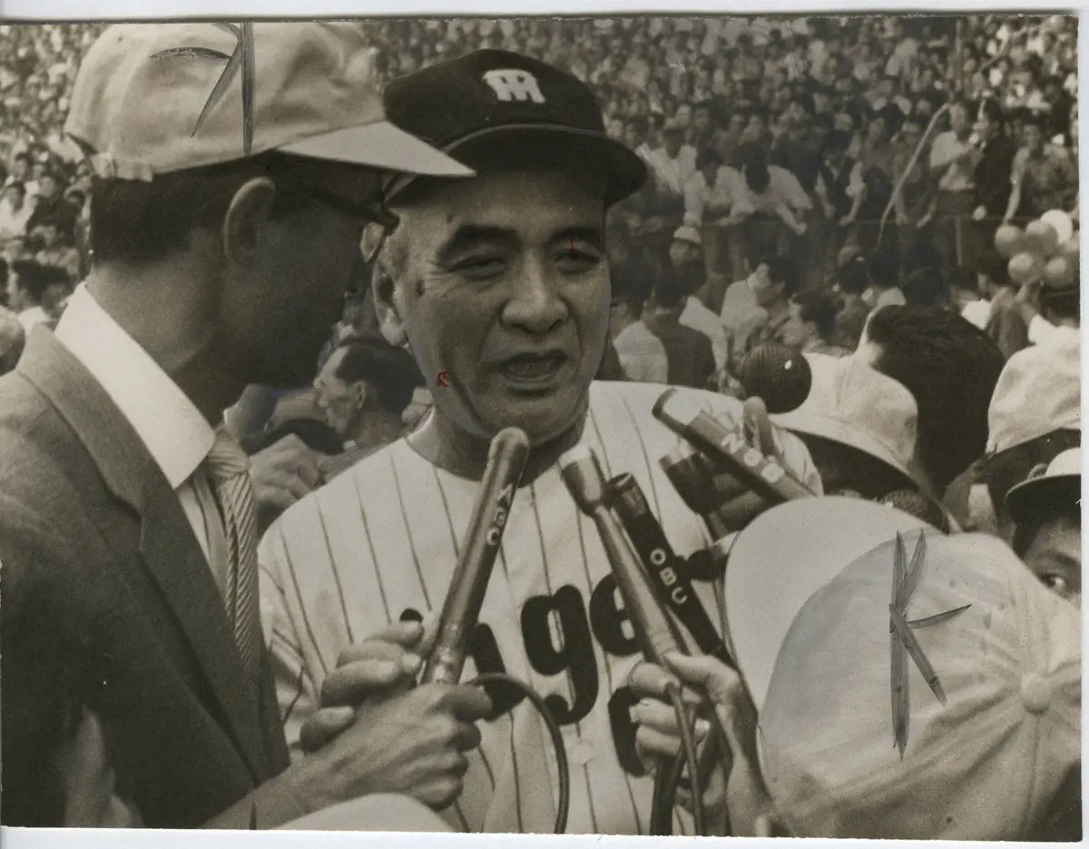 1962年、阪神をリーグ優勝に導き、インタビューを受ける藤本定義監督