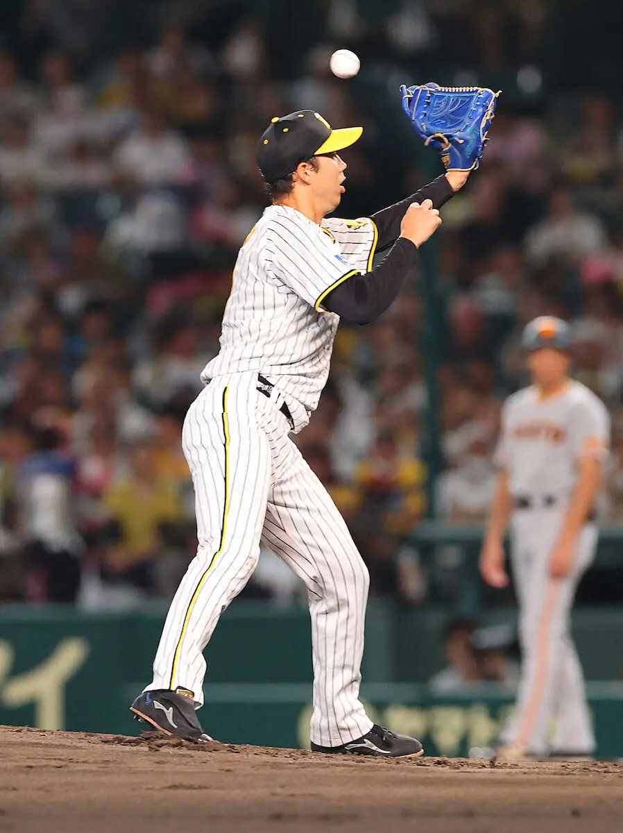 阪神・青柳　「見たことない」“珍ゲッツー”で危機脱出　ライナーはじくも二塁・中野が直接捕球で併殺完成