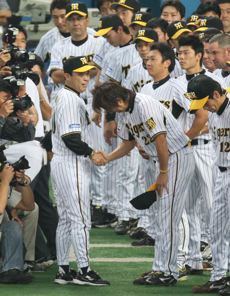 2008年、CS第1S試合後のセレモニー、今季限りで辞任する阪神・岡田彰布監督（左）と握手を交わし、号泣する藤川球児投手
