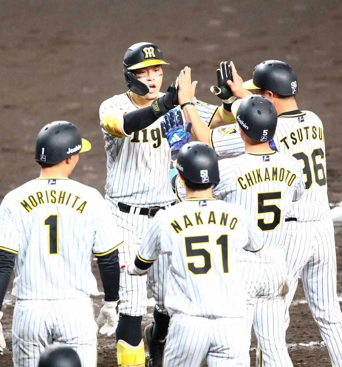 満塁弾の阪神・佐藤輝　お立ち台で虎党に約束　「最高です！明日も絶対勝ちます！バモス！」