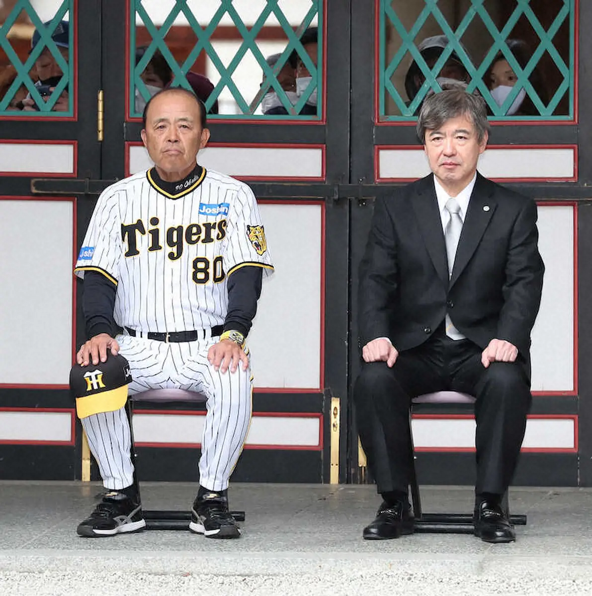 阪神・岡田彰布監督（左）と、杉山健博オーナー