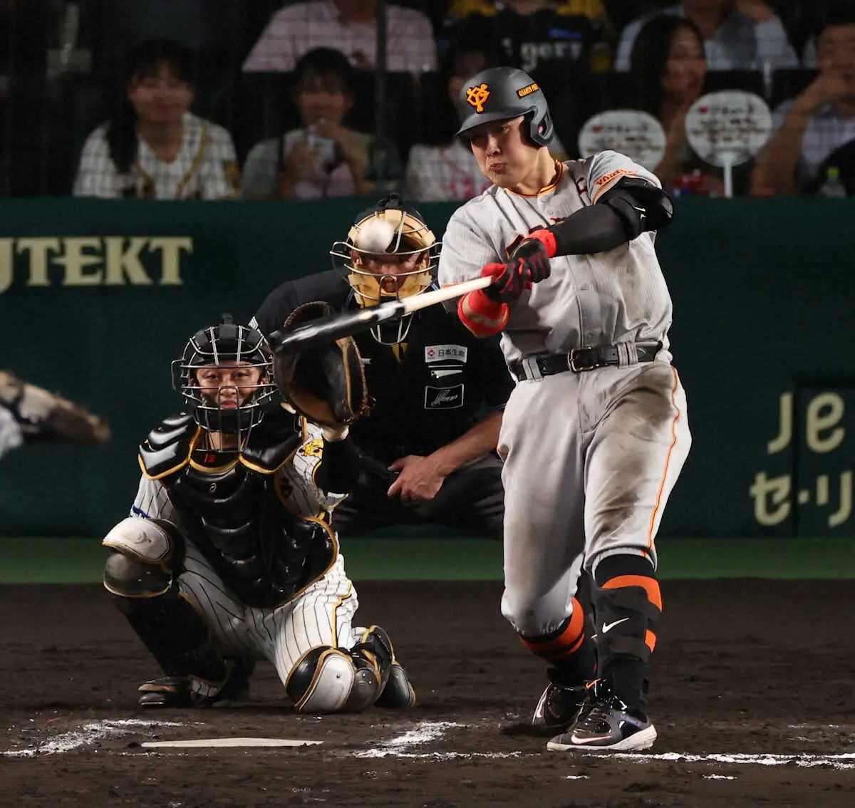 ＜神・巨＞7回無死、岡本和は左越えにソロ本塁打を放つ（撮影・北條　貴史）