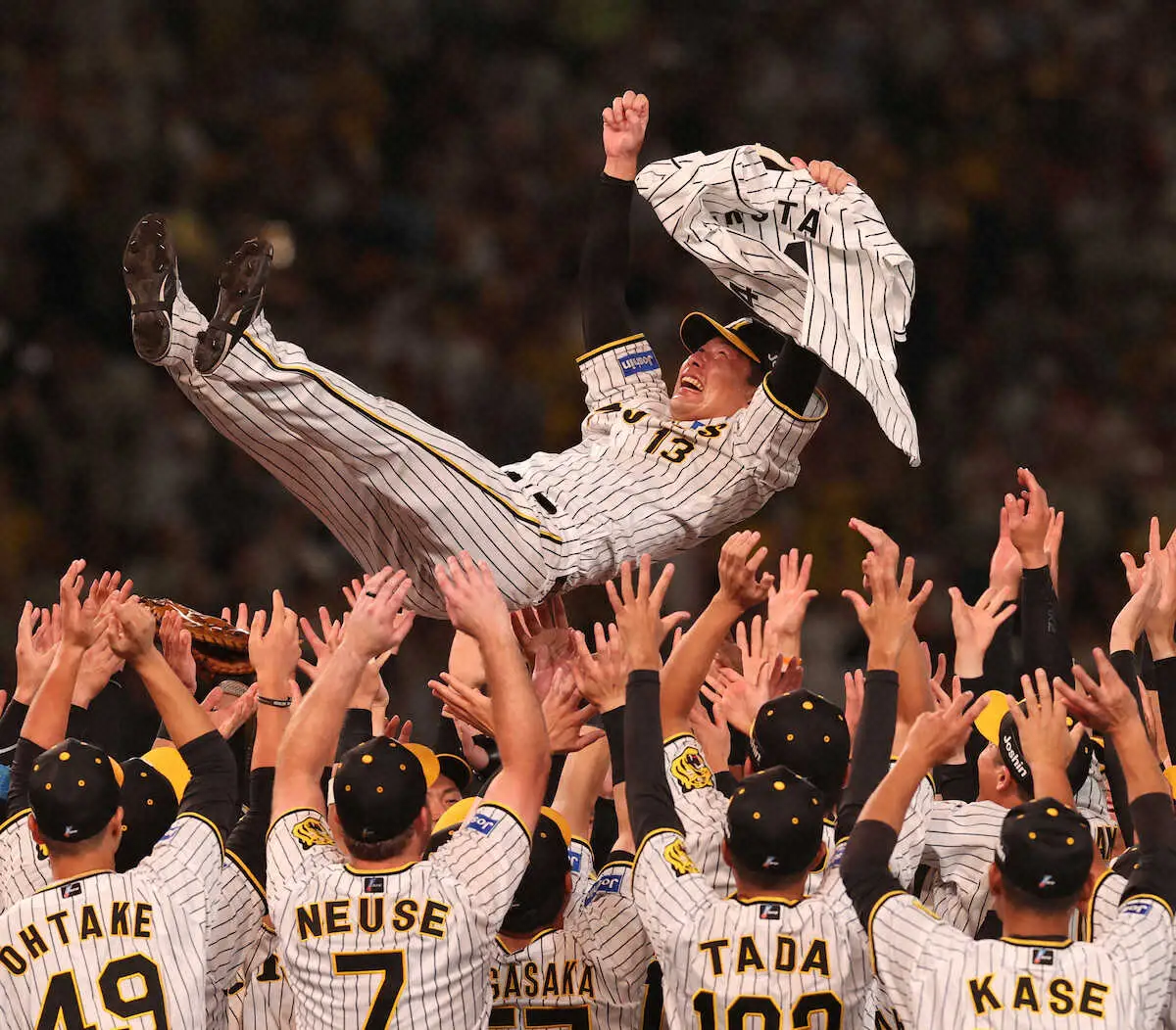 阪神・岩崎「もう野球やめますわ」から1年…一度引退決意した男が横田さんのユニホーム握りしめ胴上げ投手