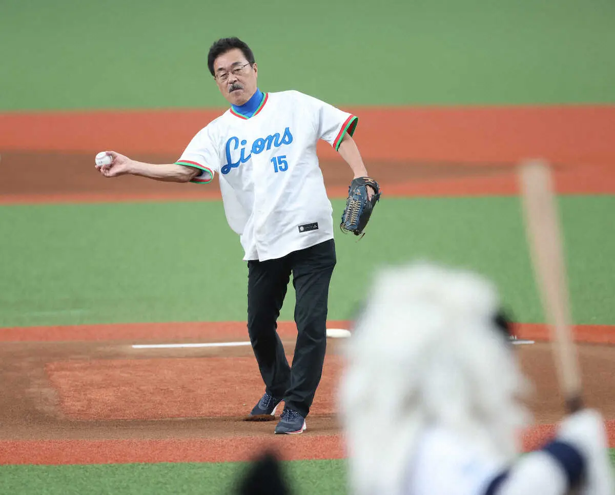 西武OB「アニヤン」松沼博久氏が始球式　通算112勝「届く予定だったのに全然ですね（笑い）」