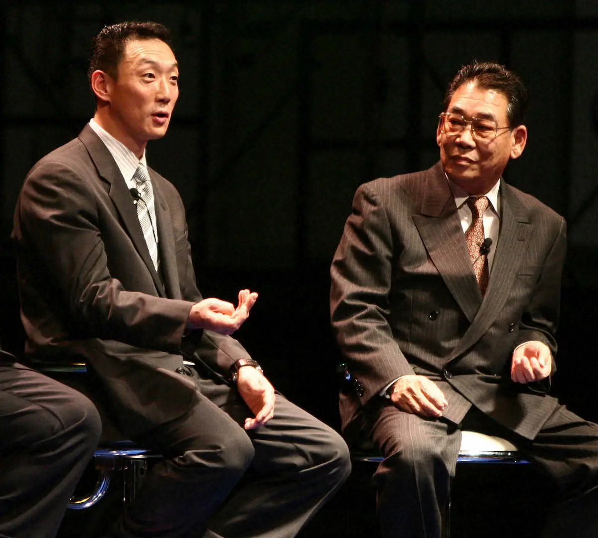 05年、ファイテンのトークショーに参加した金本（左）と杉田トレーナー