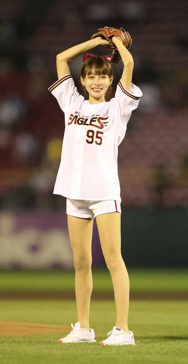 台湾楽天モンキーズのチア「Rakuten　Girls」のリンシャンが始球式　キュートな投球を披露