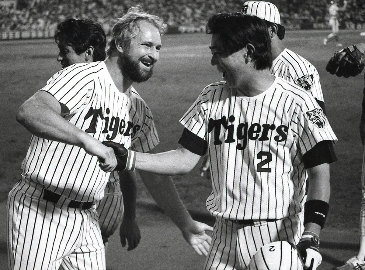 1986年、阪神時代の柏原純一氏（右）が本塁打を放ってランディ・バースに祝福される