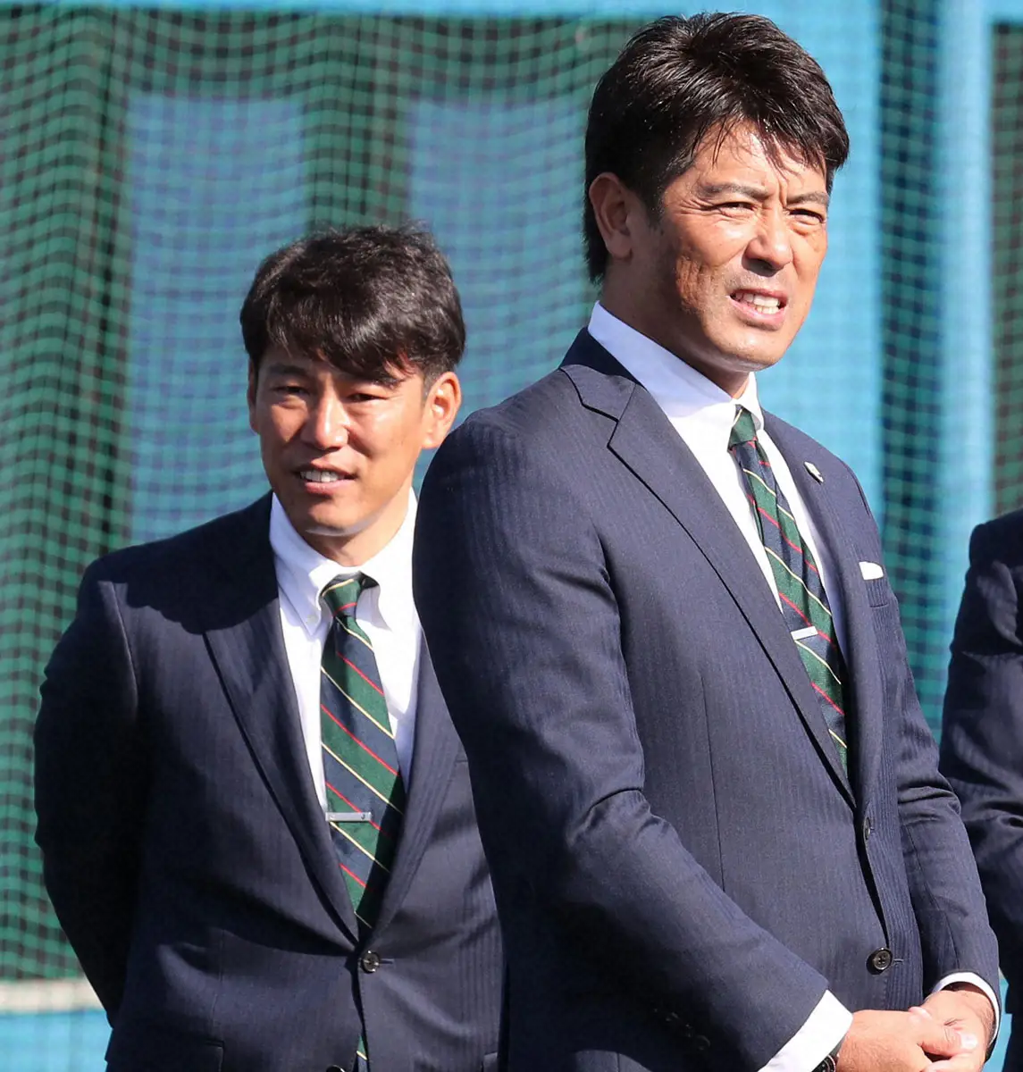 東京五輪に向けてキャンプ地をめぐった稲葉監督（右）と井端コーチ