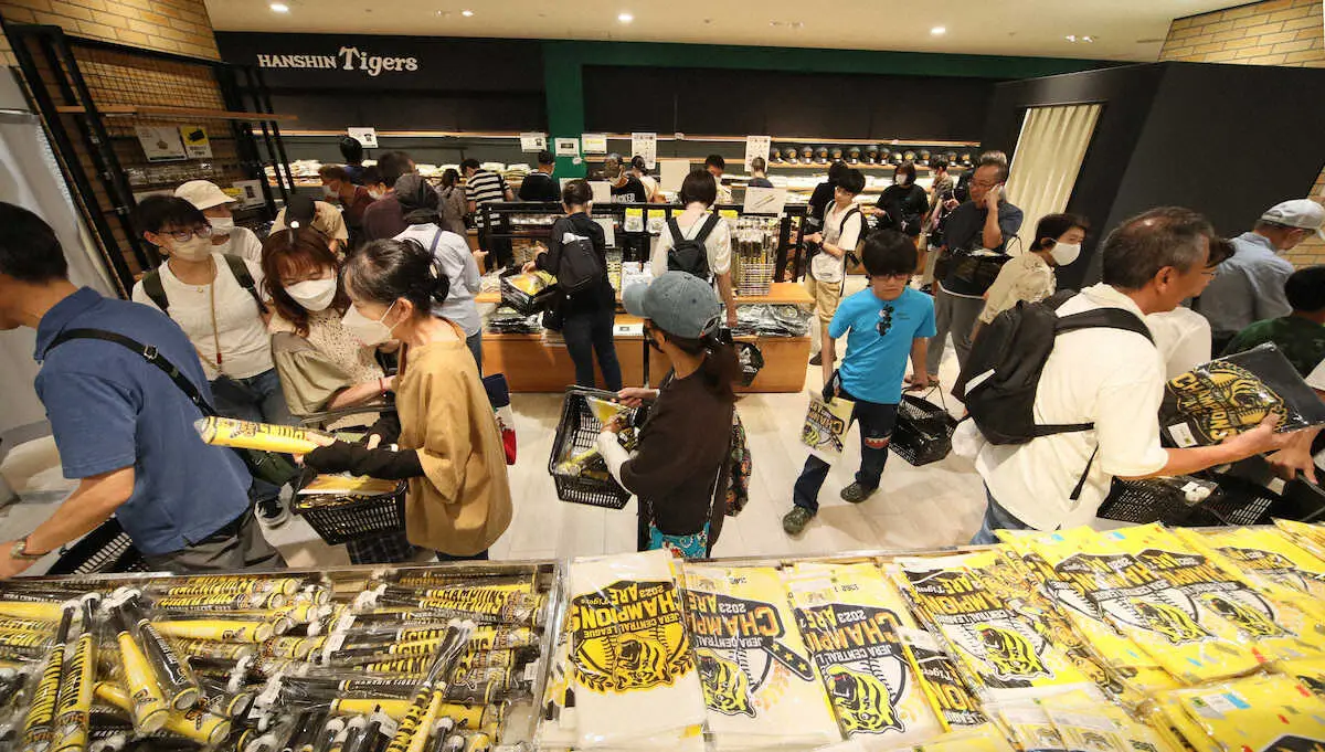 虎党2800人が大行列　A.R.E.記念グッズ求め阪神百貨店開店前に　優勝早すぎて10日遅れで販売