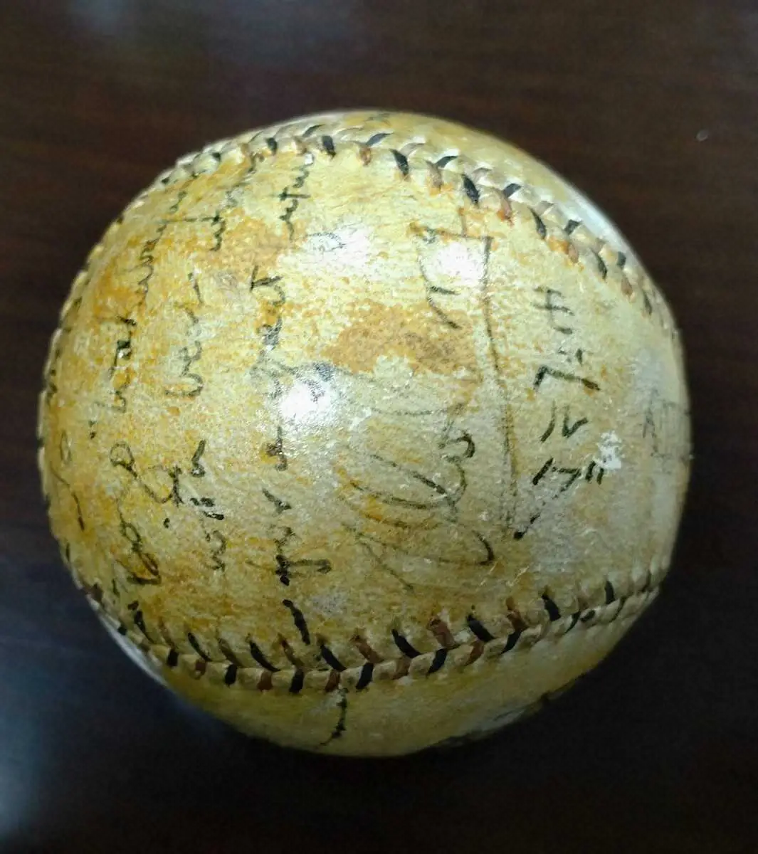 1932年、若林忠志が大リーガーからもらったサインボール。カタカナで「モベルグ」とある＝若林忠雄氏所蔵・甲子園歴史館寄託＝
