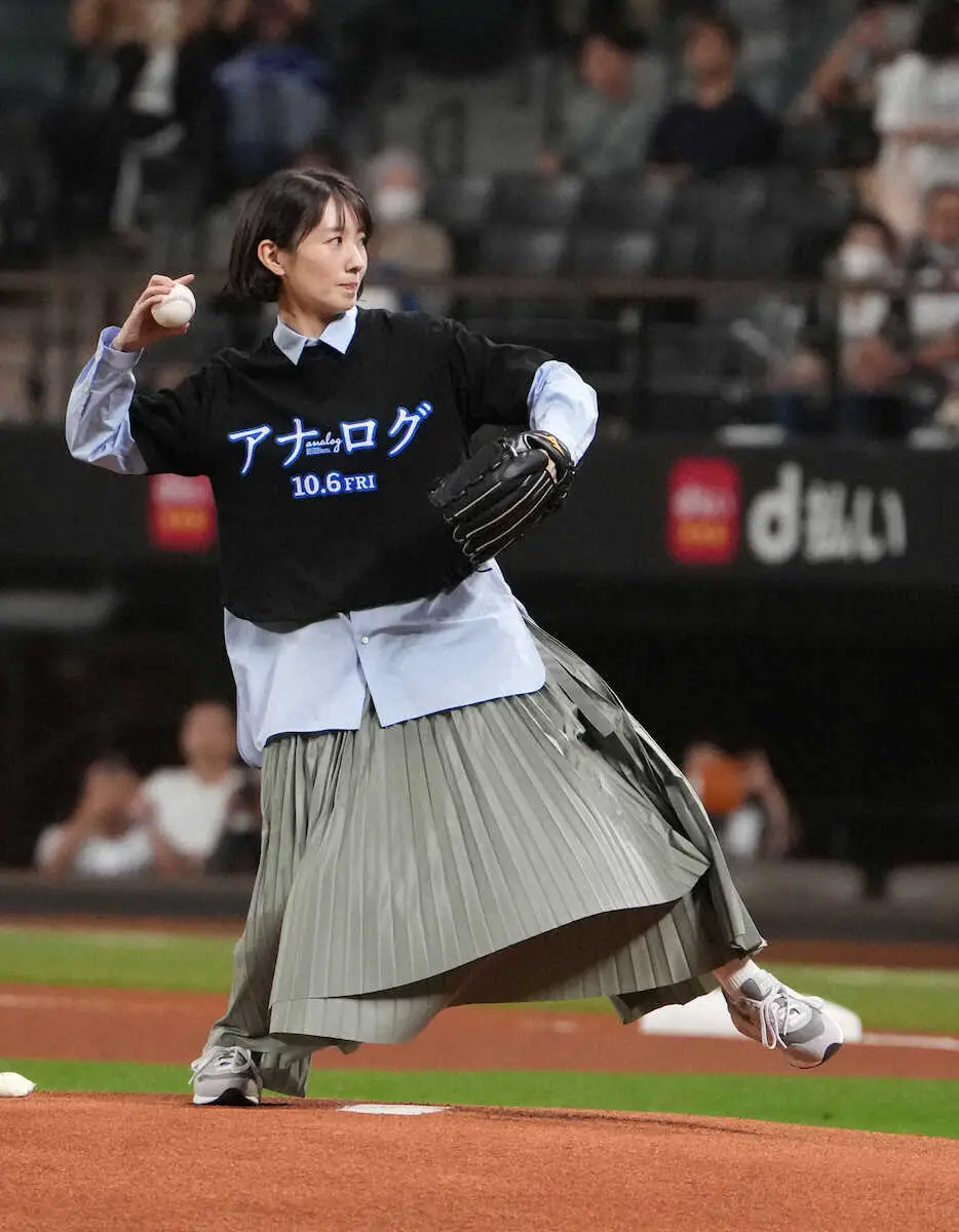 女優・波瑠が日本ハム―ロッテ戦でファーストピッチ　2バウンド投球に「失敗しちゃった」