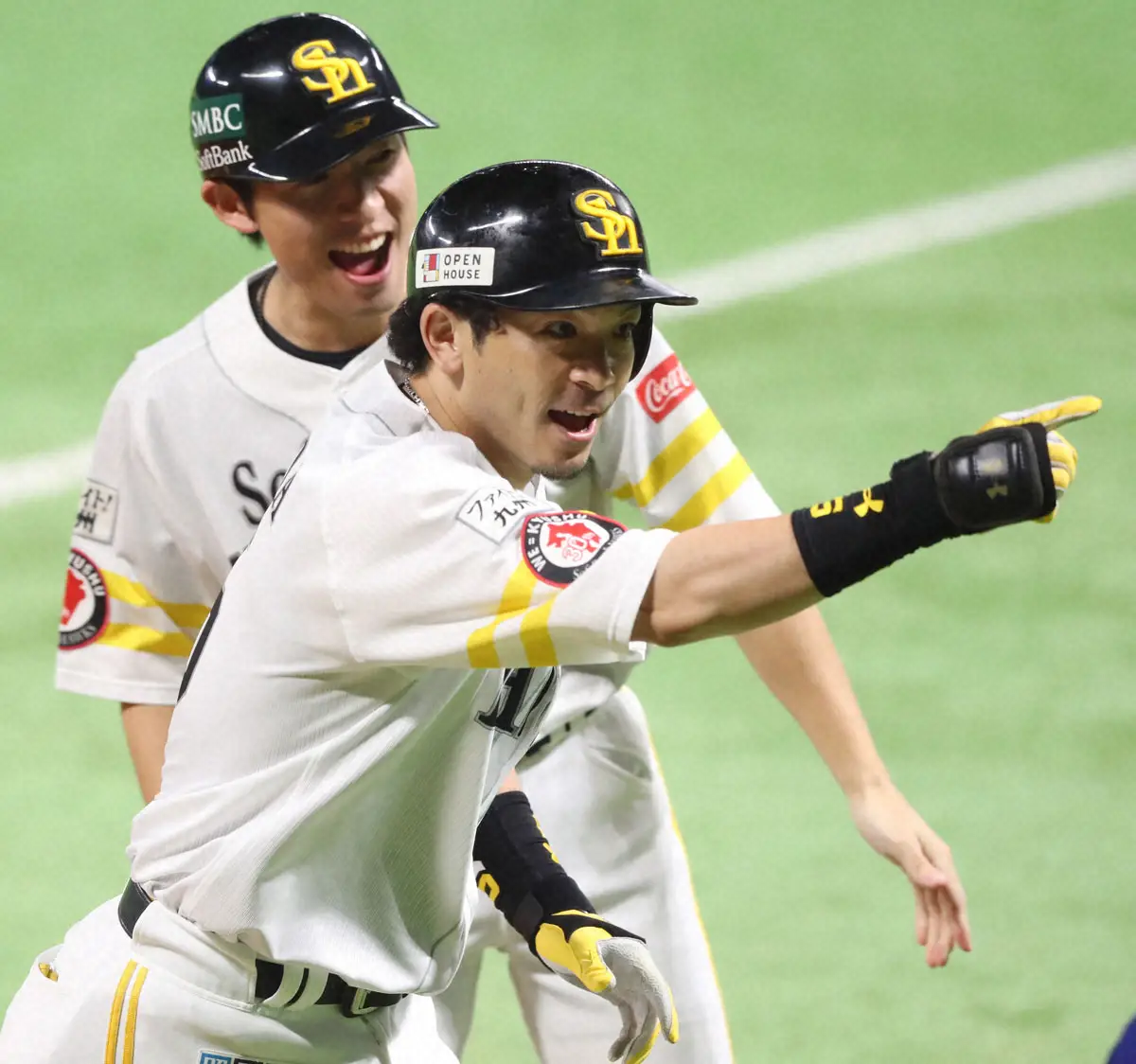 2019年の日本シリーズ第2戦。先制3ランを放ち、本多雄一内野守備走塁コーチに笑顔で迎えられる松田宣浩内野手