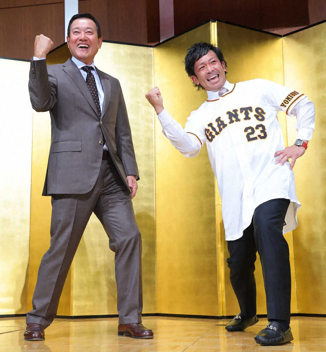昨年の巨人入団会見で原監督（左）と熱男ポーズを取る松田