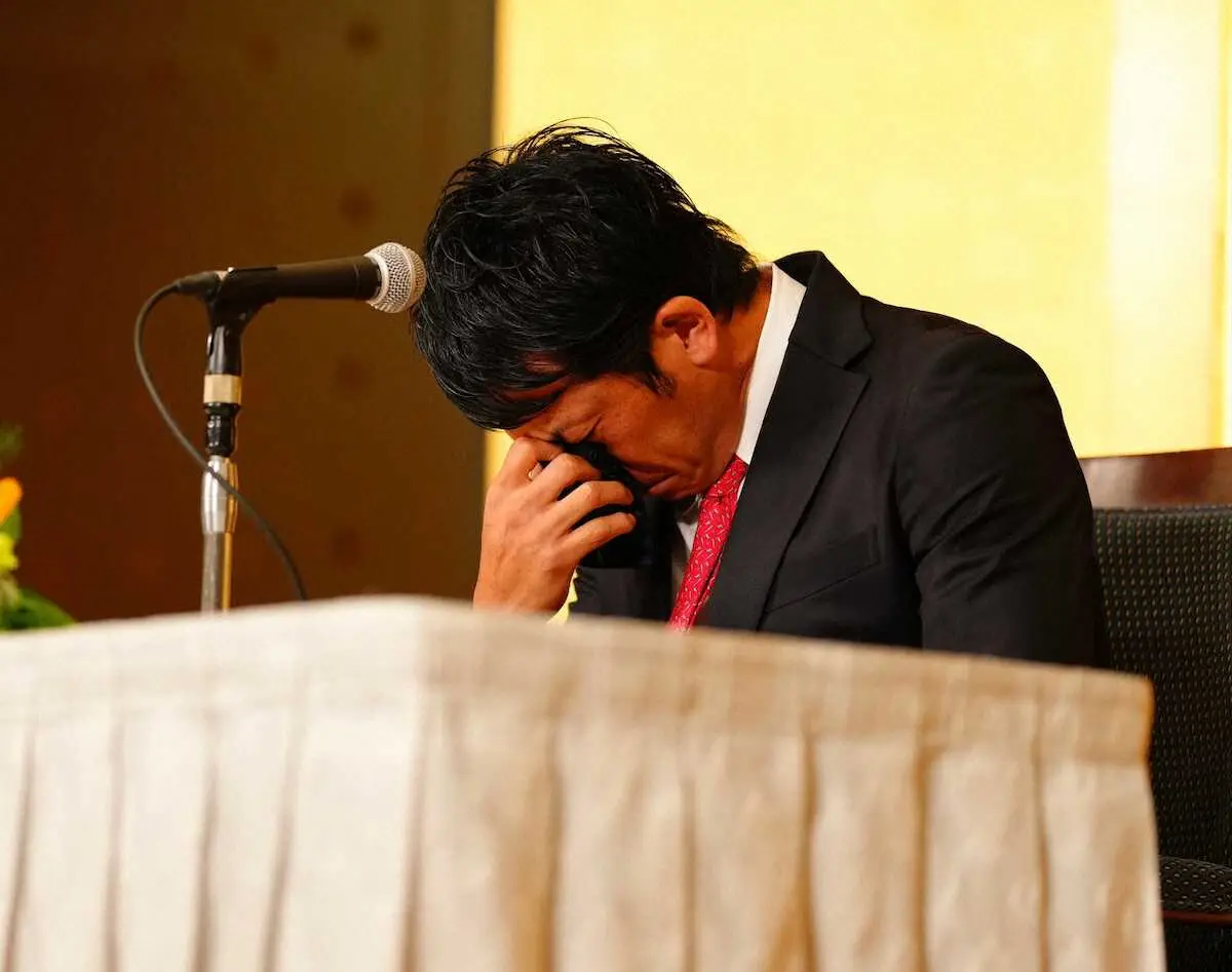 マッチ、お疲れさまでした。引退会見でハンカチで涙を拭う松田（撮影・西尾　大助）