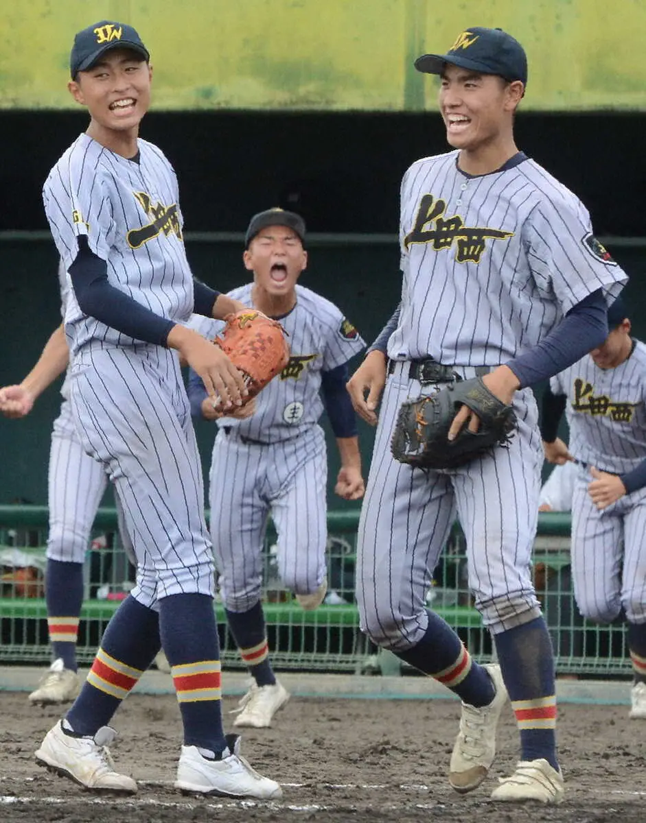 3季連続の優勝を決めて笑顔の上田西・宮沢（左）と斉藤