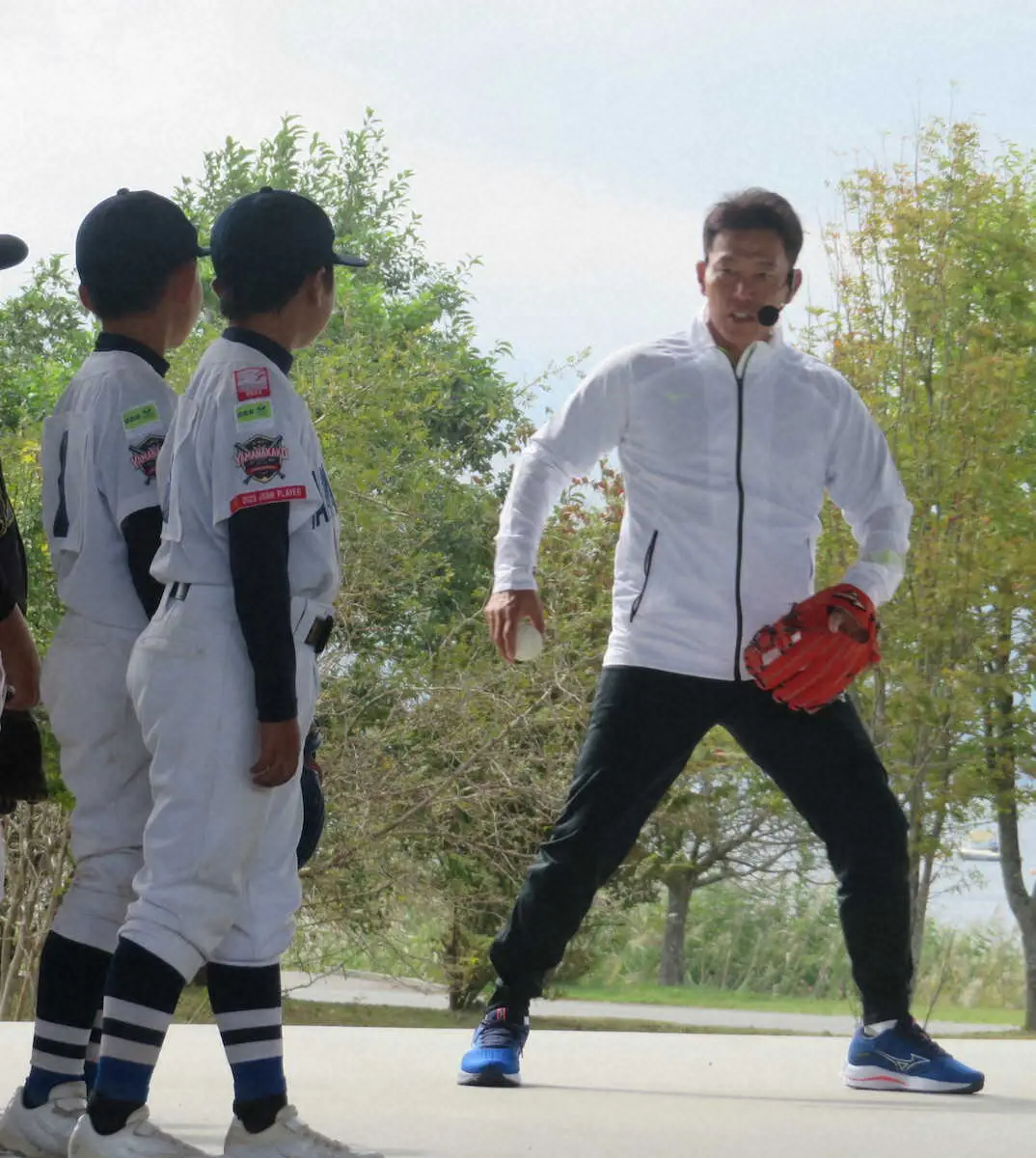 次期侍ジャパン監督・井端氏　野球教室で小学生らに指導