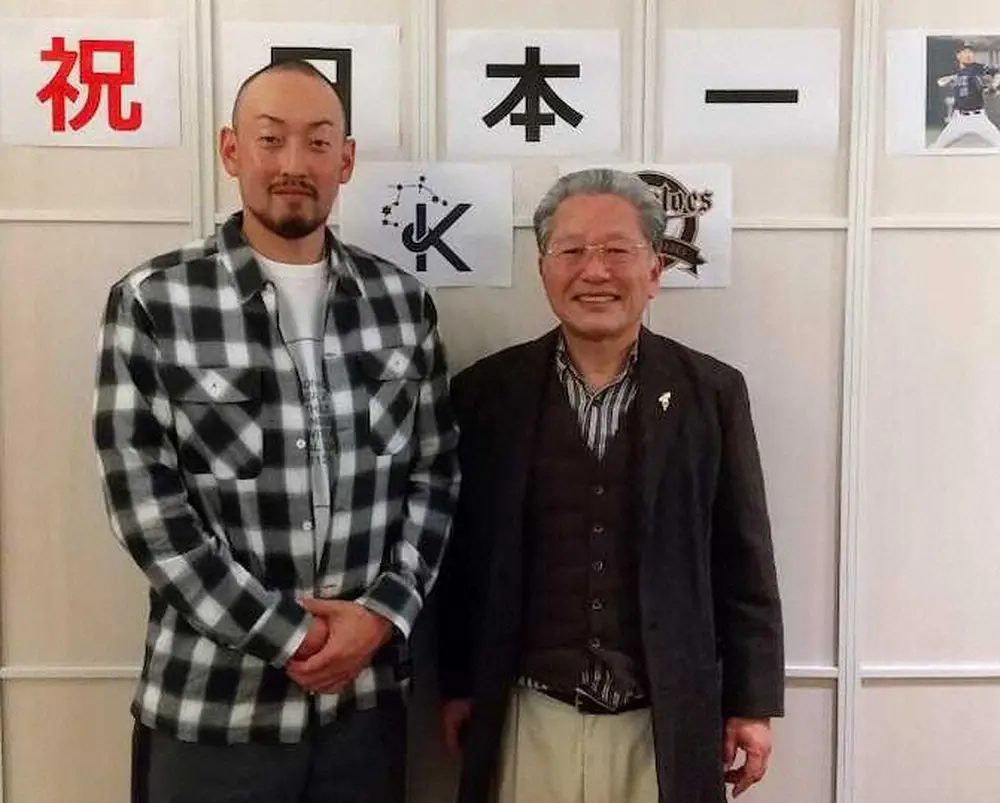中学時代の野球部顧問・江口勝彦氏（右）とオリックス・平野