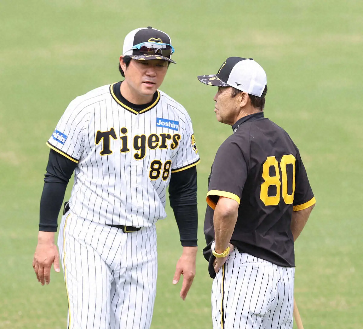 練習中、阪神・岡田監督は安藤コーチ（左）と言葉をかわす
