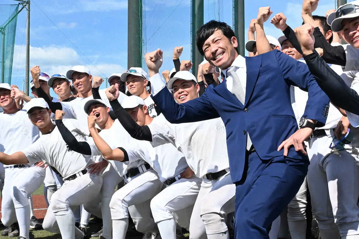巨人・松田　母校の亜大を訪問　野球部員から18度も胴上げ「仲間で大きな輪になって」