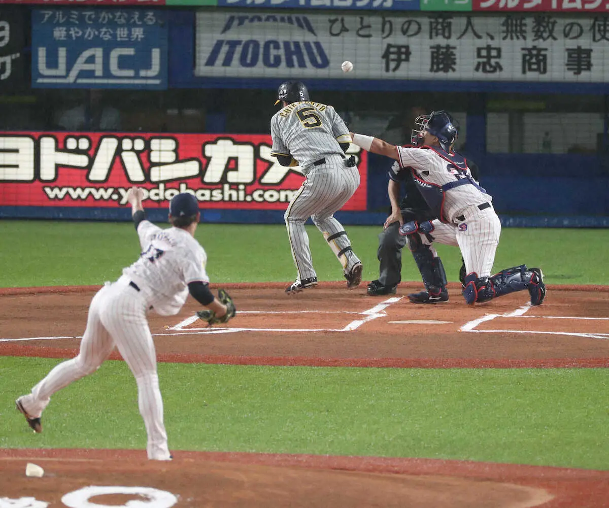 阪神・近本が背中に死球受ける…ヤクルト戦、初回の先頭打席で　虎党のヤジで神宮球場は騒然！