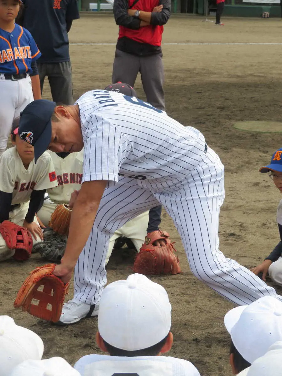 侍ジャパン・井端新監督　4日の就任会見から「激動の1週間だった」　野球教室で小学生指導