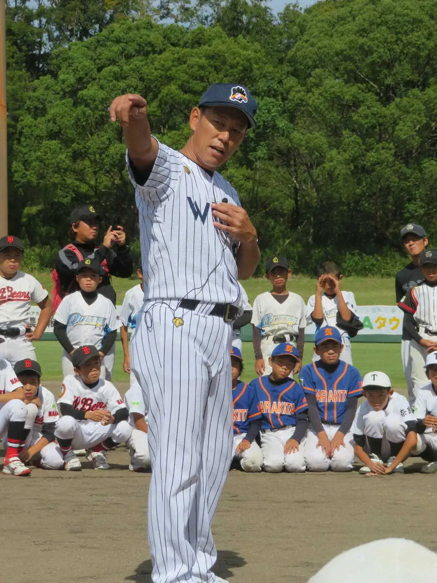 少年野球教室で走塁を指導する侍ジャパンの井端監督