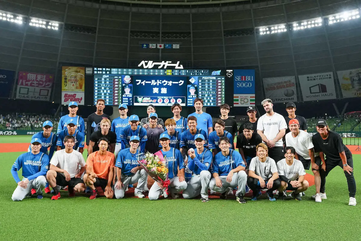 9月25日、試合後に日本ハム・ナインと笑顔を見せる木村文紀（撮影・会津　智海）