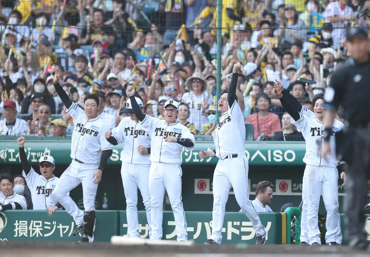 5月27日の阪神ー巨人戦。先発して7回に降板した阪神・大竹（右から2人目）は、近本の先制打に歓喜し、ベンチでは男泣き