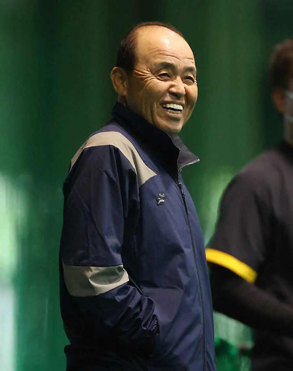 阪神・岡田監督　どっちも気になる…虎フェニックスリーグ視察にCSチェック「やったなー、新井ちゃん」