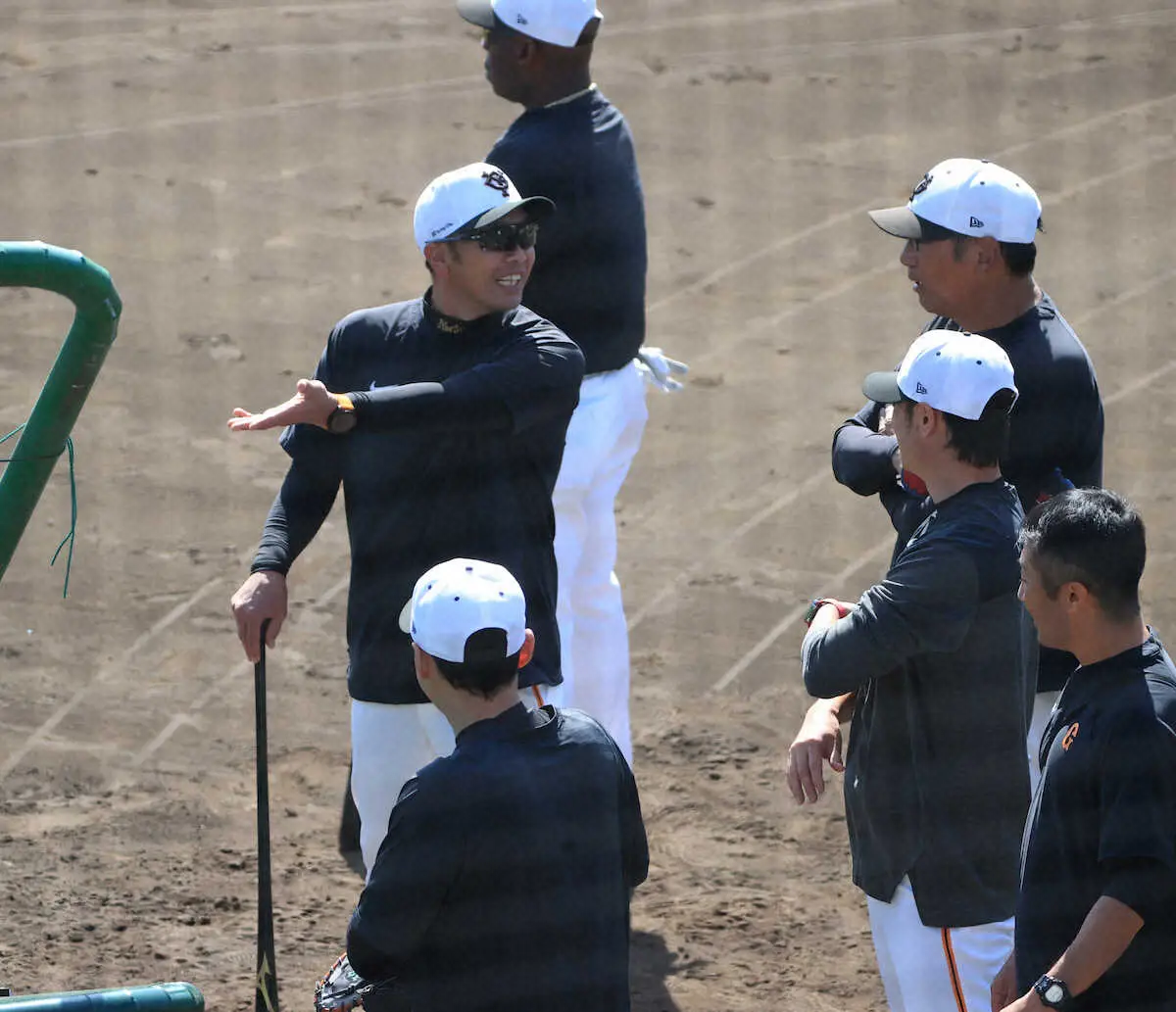阿部監督（左）はコーチ陣・スタッフとコミュニケーションをとる　（撮影・西川祐介）