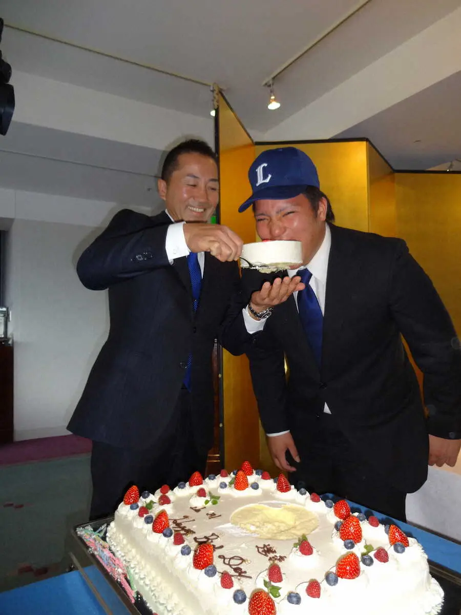 富士大・青木久典監督（左）に誕生日ケーキを食べさせてもらう大学時代の山川